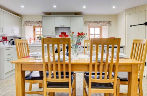 Trecastle House | Beautiful private villa for 6 guests with WIFI, TV, patio, pets allowed, panoramic view and park...