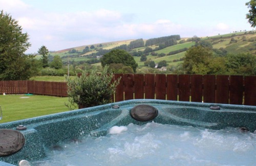 Trecastle House | Beautiful private villa for 6 guests with WIFI, TV, patio, pets allowed, panoramic view and park...