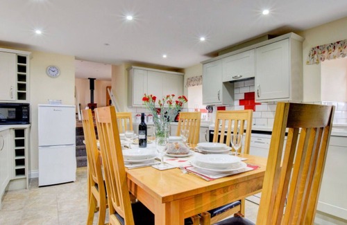 Trecastle House | Beautiful private villa for 6 guests with WIFI, TV, patio, pets allowed, panoramic view and park...