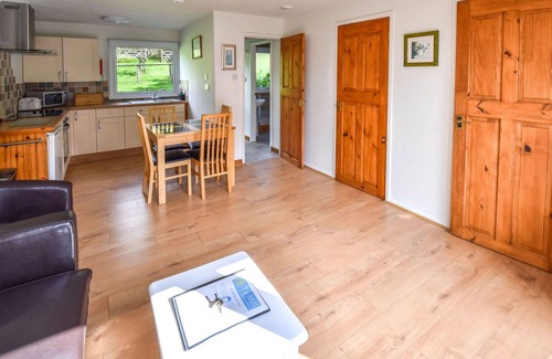 Fivelanes House | Beautiful private villa for 4 people with WIFI, hot tub, TV, patio, pets allowed and parking