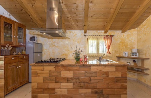Rebici House | Beautiful private villa for 6 people with WIFI, A/C, TV, terrace, pets allowed and parking