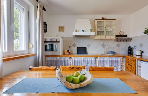 Gornji Zemunik Villa | Beautiful private villa for 8 people with private pool, WIFI, hot tub, A/C, TV, patio and parking