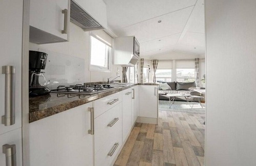 Linden House | Beautiful private villa for 4 guests with WIFI, TV, terrace and parking