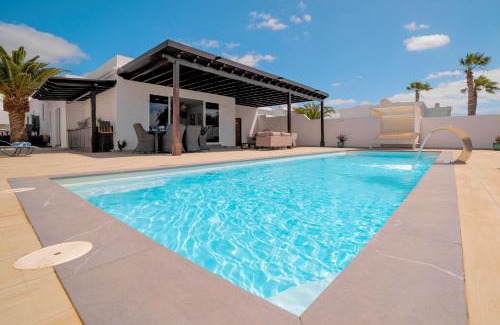 Los Mojones Villa | Beautiful Puerto Del Carmen Villa 3 Bedrooms Villa Crystal Private Pool & Close To Amenities Lanzarote