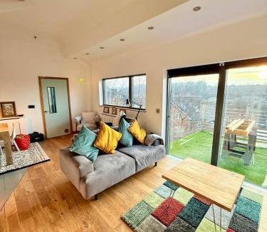 Hanham Apartment | Beautiful Quirky Apartment with Spectacular views