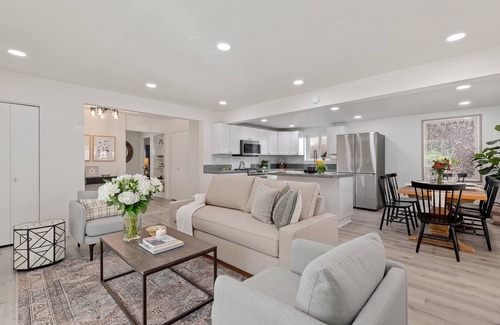 West Beach Condo | Beautiful Remodeled Condo With Patio Near West Beach