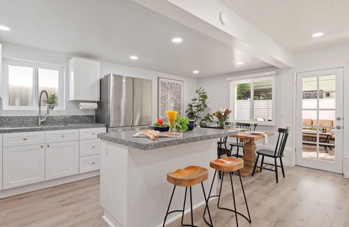 West Beach Condo | Beautiful Remodeled Condo With Patio Near West Beach