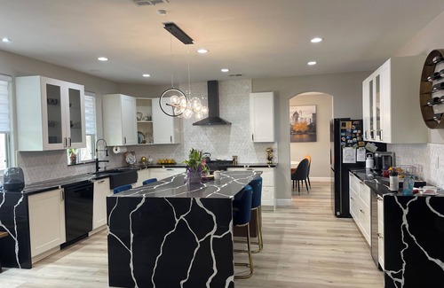 Bard House | Beautiful remodeled 4-bedroom plus an office house in SOHI, close to the strip!