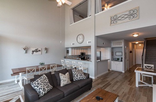 April Sound Condo | Beautiful Remodeled Luxury Waterfront Property- 3BR/2.5 bath-Sleeps 11!