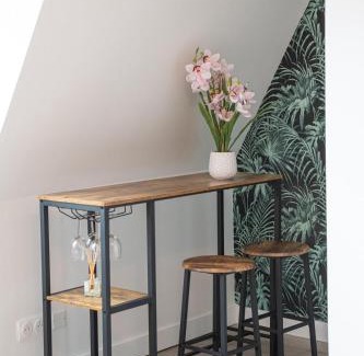 Fives Apartment | Beautiful Renovated Studio - next to the metro