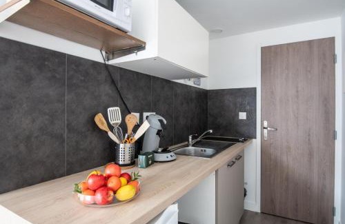 Fives Apartment | Beautiful Renovated Studio - next to the metro