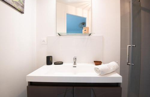 Fives Apartment | Beautiful Renovated Studio - next to the metro