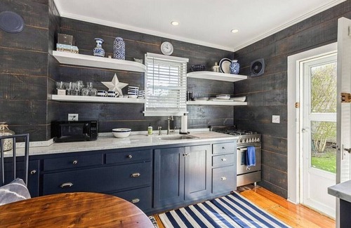 Sag Harbor Apartment | Beautiful Renovated 1 Bedroom Apartment Walk to Town & Jitney. Parking.
