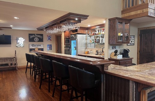 Cleveland House | Beautiful retreat next to National Forest close to Houston and College Station