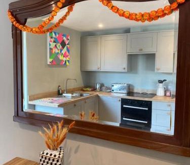 Pilton Apartment | Beautiful Retro Flat above Pub.