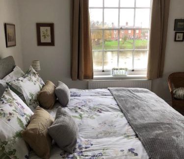 Upton upon Severn Apartment | Beautiful riverfront cosy one bedroom apartment