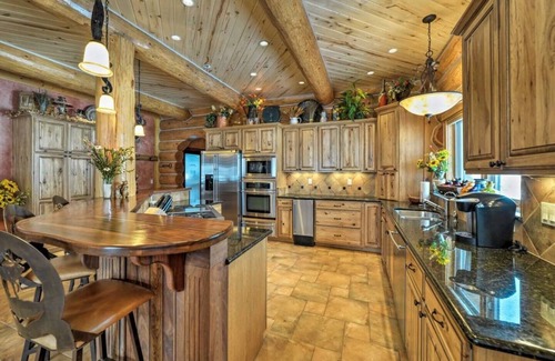 San Juan River Village House | Beautiful Riverfront Log Home With Prvt Hot Tub and Astonishing view, Sleeps 12