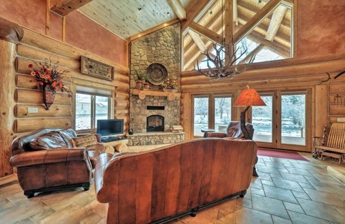 San Juan River Village House | Beautiful Riverfront Log Home With Prvt Hot Tub and Astonishing view, Sleeps 12