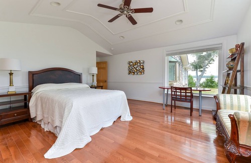 Elkton House | Beautiful Riverfront Home. With dock, kayaks, paddle board. Magnificent views.