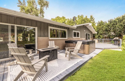 Glendale House | Beautiful riverside yard, hot tub, game room, large dining table! n