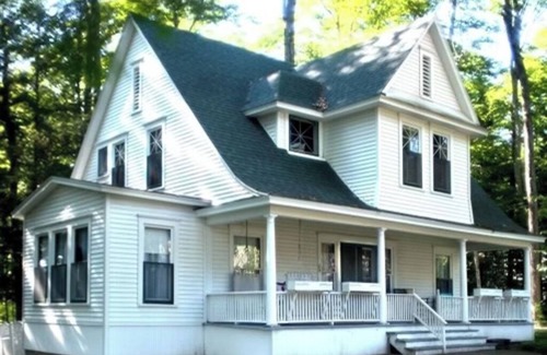 Roaring Brook Cottage | Beautiful Roaring Brook Cottage in Harbor Springs, MI with private beach access