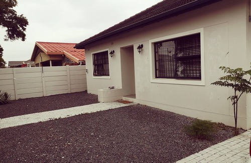 Cape Town House | Beautiful Rondebosch East Home - Gay Friendly