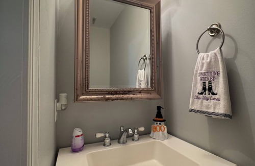 South Gate House | Beautiful room in townhouse with wifi and central air conditioning