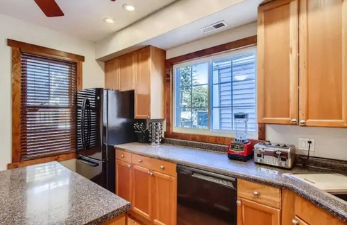 West Lakeview House | Beautiful Roscoe Village/Hamlin Park 4 bed 3 bath.