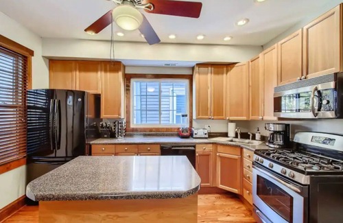 West Lakeview House | Beautiful Roscoe Village/Hamlin Park 4 bed 3 bath.