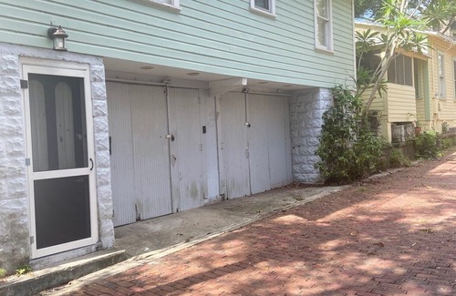 St. Petersburg Cottage | Beautiful Roser Park Cottage - Walk to Downtown - 15 min Drive to Beaches