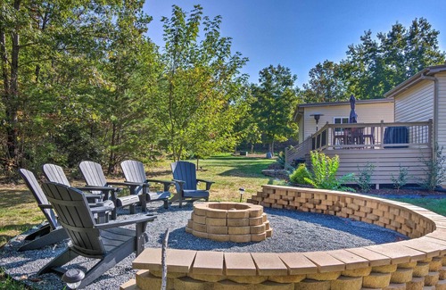 Rutherfordton Cabin | Beautiful Rutherfordton Retreat w/ Fire Pit!