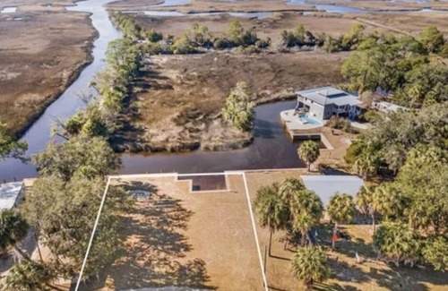 Suwannee RV Rental | Beautiful RV Double Lot with 100 feet of waterfront views on Salt Creek.