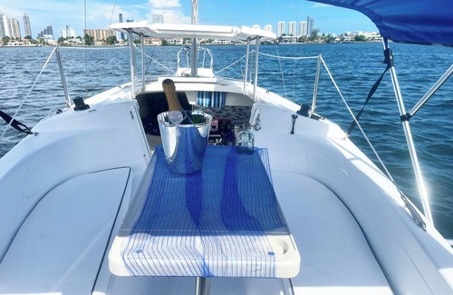 Aventura Boat Rental | Beautiful sailboat with free parking