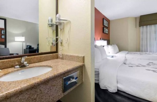 Bayou Oaks House | Beautiful Sarasota 2 Double Beds-Pet Friendly