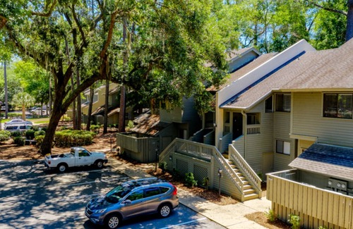 Hilton Head Island Cottage | Beautiful scenic property that backs up to the Galleon Golf Course in Shipyard