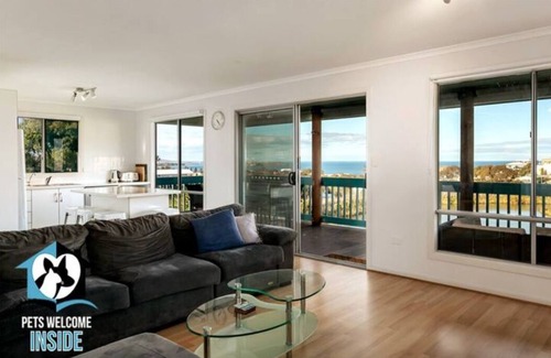 Encounter Bay House | Beautiful Sea & Lake Views - Sleeps 12!