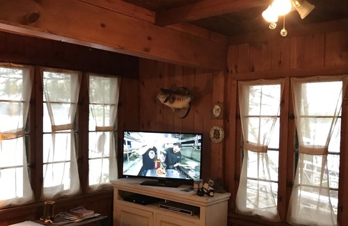 Hayward Cabin | Beautiful Seasonal Cabin over looking the Lower Twin Lake