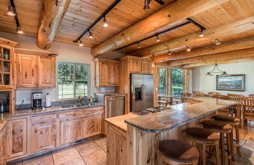 Hamilton House | Beautiful Secluded Log Home 5 minutes from town.