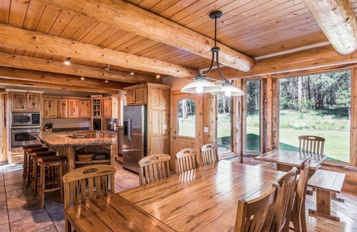 Hamilton House | Beautiful Secluded Log Home 5 minutes from town.