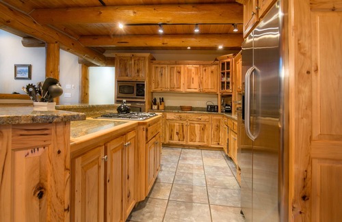 Hamilton House | Beautiful Secluded Log Home 5 minutes from town.