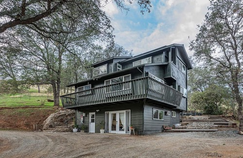 Three Rivers Apartment | Beautiful Sequoia Hideout/Modern with Views!