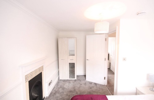 Leatherhead Apartment | Beautiful Serviced Apartment in Leatherhead top floor
