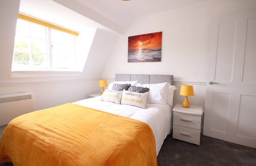 Leatherhead Apartment | Beautiful Serviced Apartment in Leatherhead top floor