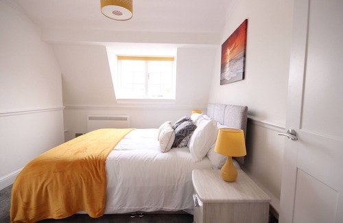 Leatherhead Apartment | Beautiful Serviced Apartment in Leatherhead top floor