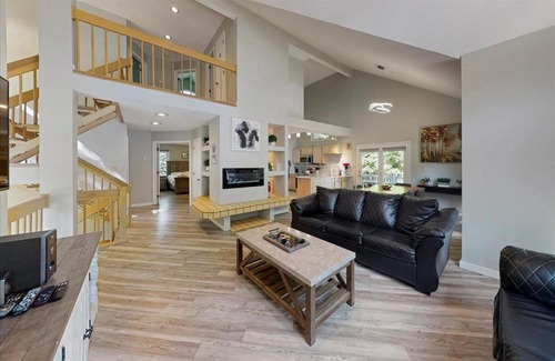 Lake Harmony House | Beautiful Ski & Mountain View Home by the Lake