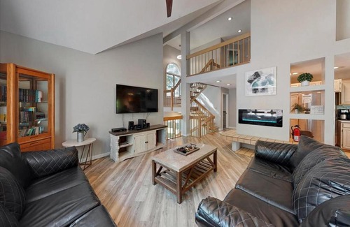Lake Harmony House | Beautiful Ski & Mountain View Home by the Lake