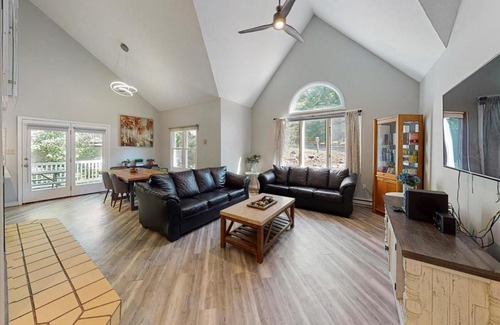 Lake Harmony House | Beautiful Ski & Mountain View Home by the Lake