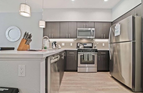 Menlo Park Apartment | Beautiful Sky Lounge! Bayfront w/Full-sized Washer/Dryer | nr Shopping