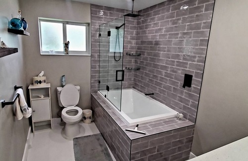 Garden Isles House | Beautiful South FL Oasis. 2/2 Charming Home with pool. 3 miles from the beach.