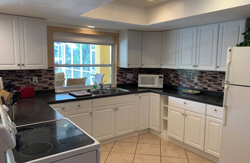 Cape Coral Villa | Beautiful south-facing pool villa on the saltwater canal in Cape Coral